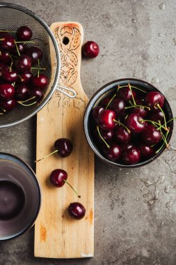 Masada taze kirazlar.