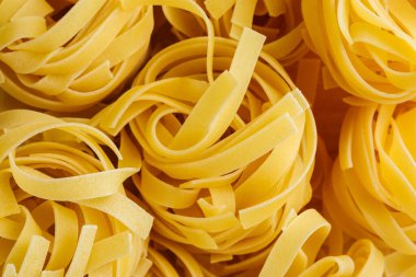 Çiğ fettucine makarna yuvaları, yakın plan, doku, arkaplan.