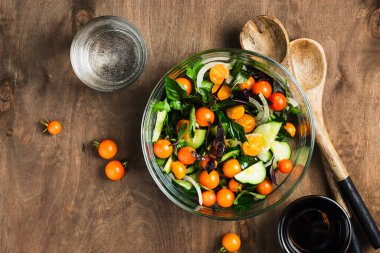 Salatalık ve kiraz domatesli sebze salatası..