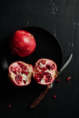 Koyu arkaplanda taze kesilmiş nar..