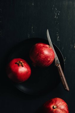 Koyu arkaplanda taze nar, üst görünümde..