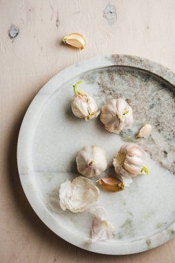 Mermer tepside sarımsak karanfilleri, üst manzara..