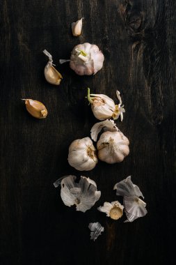 Tahta masada sarımsak karanfilleri, üst manzara..