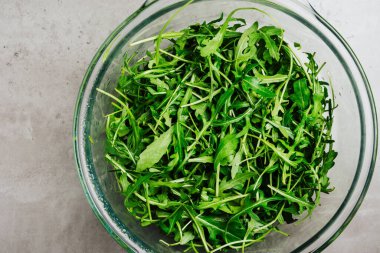 Cam kasede taze roka yaprakları, üst manzara..