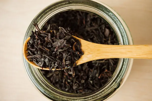 Siyah yaprak çayını yakın..