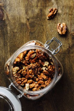 Ahşap arka planda kabuklu ceviz..