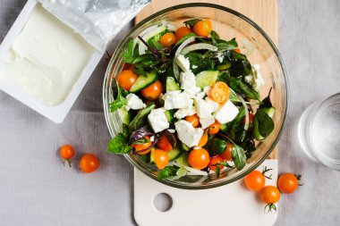 Kiraz domatesli ve peynirli sebze salatası..