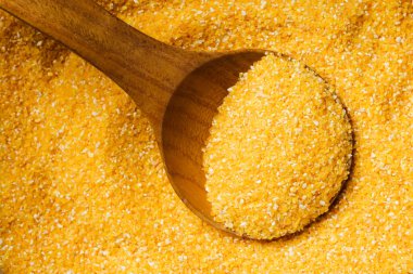 Tahta kaşıkta ezilmiş mısır..