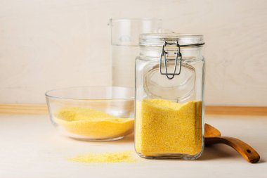 Tahta bir masada cam bir kavanozda mısır ezmesi..