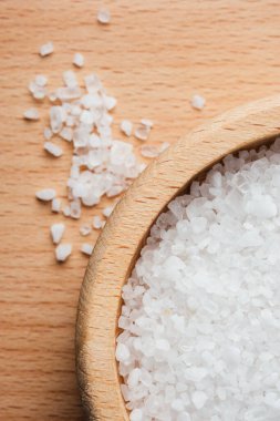 Ahşap zemine yakın plan sert masa tuzu..