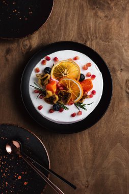 Koyu ahşap arka planda meyveli kek, üst manzara..