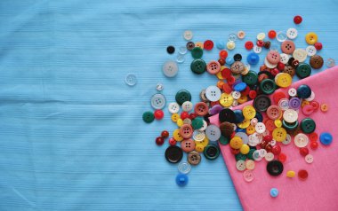 Giysiler için düğmeler. Moda evi mi yoksa kendi terzilik işin mi?