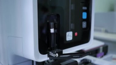 Rofessional Laboratuvarı Tıbbi Ekipmanı. Sağlık ve refah kavramı. Laboratuvarda otomatik kimyasal kan analizi ve teşhisi klinik kimya analizi için robotik cihaz.