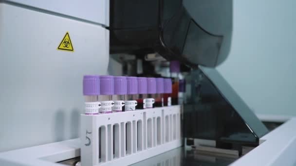Medische Geavanceerde Apparatuur Het Bloed Analyse Laboratorium Modern Medisch Lab — Stockvideo