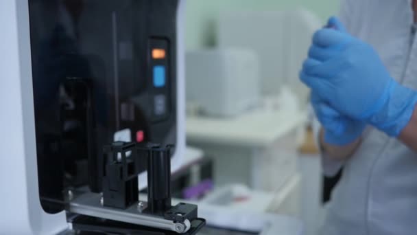 在现代实验室设备技术中研究血液样本探测器的科学家 — 图库视频影像