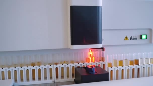 医学实验室的近距离机器人用针头进行化学血液自动分析和诊断 — 图库视频影像