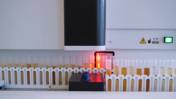 Laboratório Médico Robô Close Realiza Procedimento Análise Química Automática Sangue — Vídeo de Stock