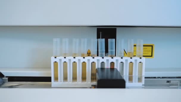 Robô Laboratório Médico Realiza Procedimento Análises Químicas Automáticas Sangue Diagnósticos — Vídeo de Stock