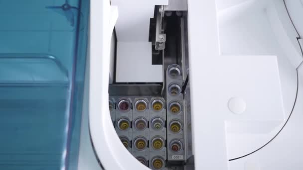 Apparecchiature Robotiche Analisi Del Sangue Delle Urine Con Lungo Perno — Video Stock