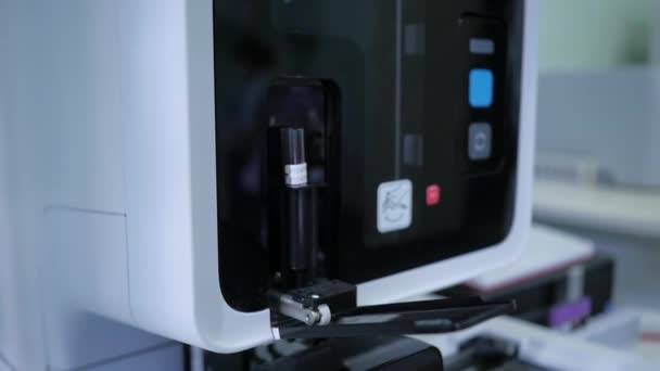 轮班实验室医疗设备 健康和福利概念 实验室自动化化学血液分析与诊断及临床化学分析机器人装置 — 图库视频影像