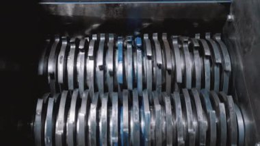 Çöp öğütücü. Geri dönüşümlü materyallerin geri dönüşümü. Atık kağıt öğütme