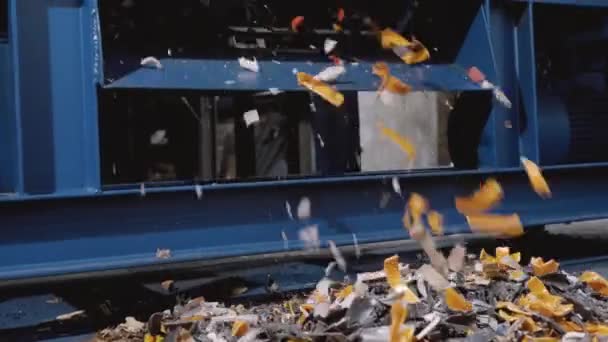 塑料碎纸机塑料回收集装箱碎纸机废物破碎机 — 图库视频影像