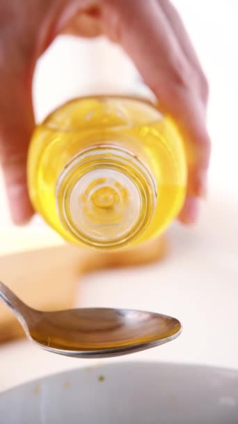 Растительное Масло Наливают Бутылки Измерительную Ложку Готовить Рецепты Вертикальное Видео — стоковое видео