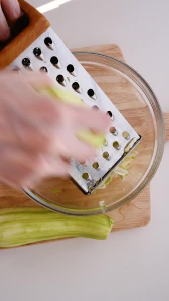 Vertikales Video Die Zucchini Auf Einer Reibe Scheiben Schneiden Kochen — Stockvideo