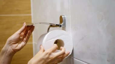 Yeni bir rulo tuvalet kağıdı yerleştirildi.