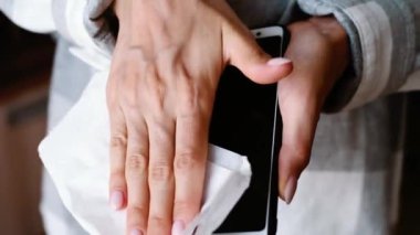 Kişisel bakım. Telefon kağıt peçeteyle silinmiş.