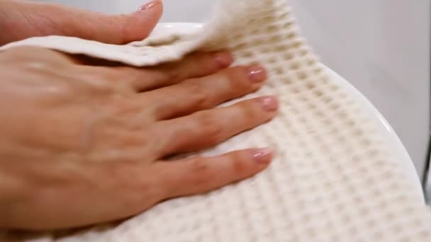 Ein Weißer Teller Wird Der Küche Mit Einem Handtuch Abgewischt — Stockvideo