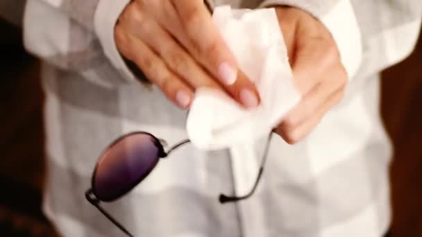 Gläser Werden Mit Einem Feuchten Tuch Abgewischt — Stockvideo