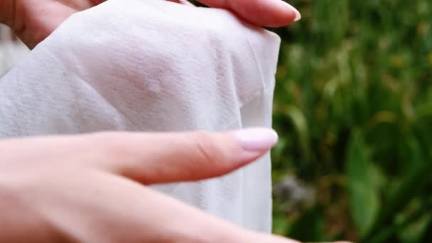 スキンケア ウェットワイプ ナプキンを展開する女性の手 — ストック動画
