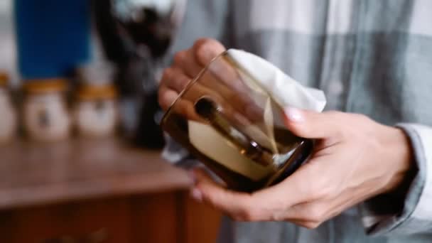 Reiben Sie Das Glas Mit Einer Serviette Glänzend Ein Hausarbeit — Stockvideo