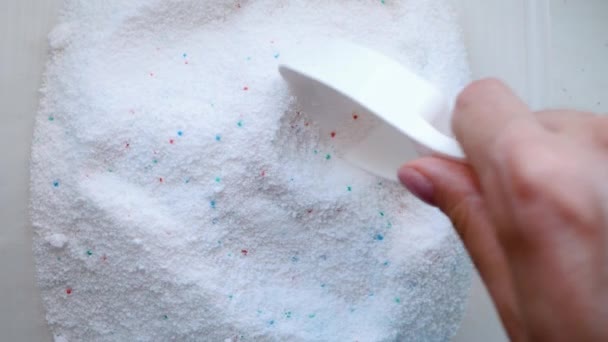 Yıkama Tozu Ölçümler Beyaz Çamaşır Tozunu Topluyor — Stok video