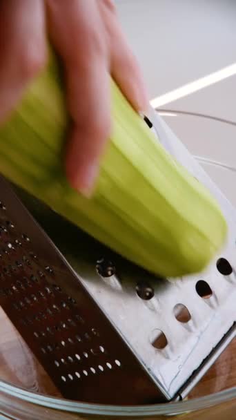 Die Zucchini Auf Einer Reibe Scheiben Schneiden Kochen Gesunde Ernährung — Stockvideo