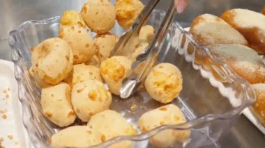  Pişirme bir torbaya konur.