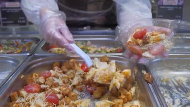 Sezar salatasını süpermarketteki bir kabın içine koy. yakın plan