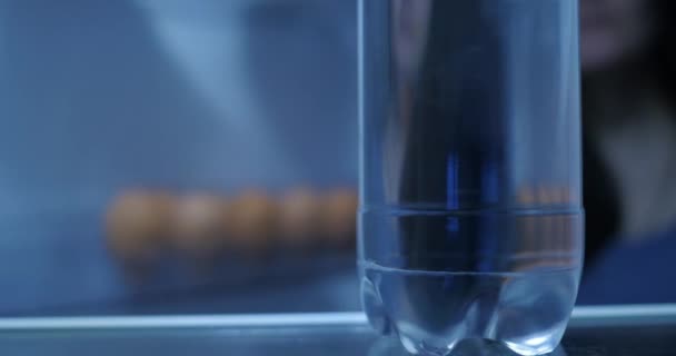 Женщина Ночью Открывает Холодильник Берет Бутылку Воды Полки — стоковое видео