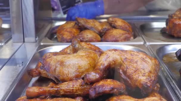 スーパーマーケットの棚で揚げた鶏の足 — ストック動画
