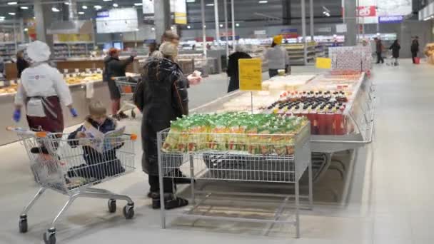 Család Termékeket Választ Egy Szupermarketben — Stock videók