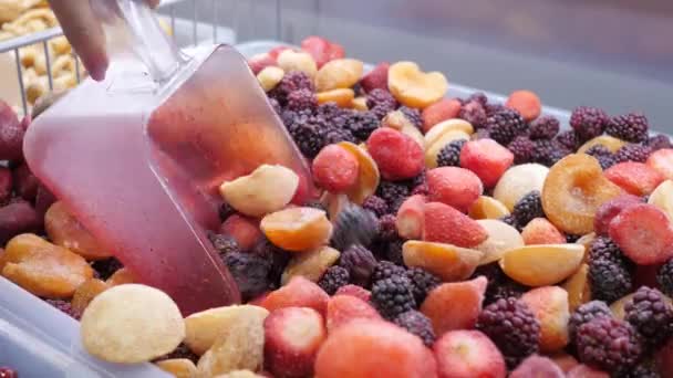 Tiefgekühlte Beeren Erdbeeren Blaubeeren Aprikosen Gewinnen Supermarkt — Stockvideo