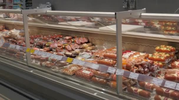 Prateleiras Com Salsicha Supermercado — Vídeo de Stock