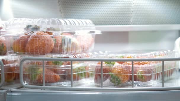 Mano Cerca Toma Cajas Con Fresas Estante Supermercado — Vídeo de stock