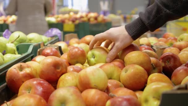 Nahaufnahme Hand Holt Äpfel Aus Dem Regal Eines Supermarktes — Stockvideo