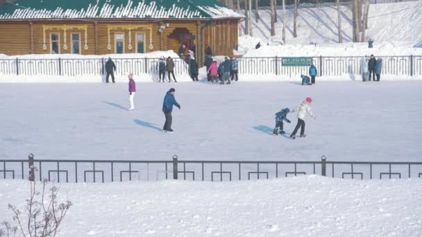 Ijsbaan Winter Kinderen Verschillende Mensen Schaatsen Een Grote Ijsbaan — Stockvideo