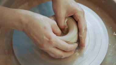 Potter 'ın tekerleği. El yapımı. bulaşık yapmak.