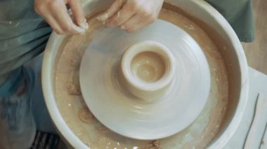 Potter 'ın tekerleği. El yapımı. Cam yapmak.