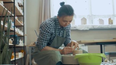 Çömlek eğitimi. Atölyedeki heykeltıraş kilden sürahi yapıyor.