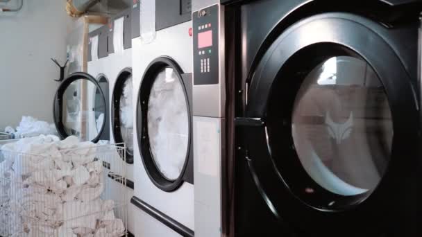 Endüstriyel Çamaşır Yatak Çarşaflarını Temizleme Odası — Stok video